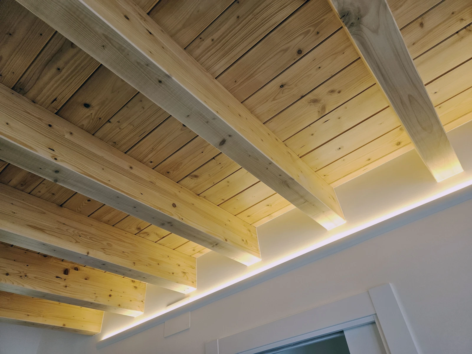 Iluminación integrada en techo de madera