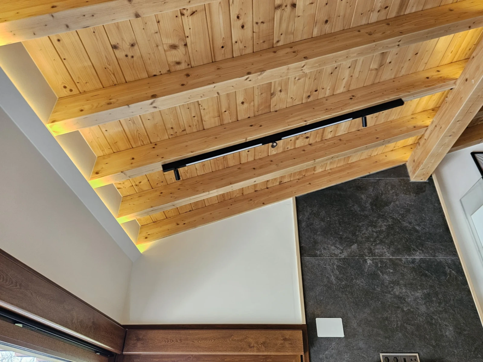 P003_Iluminacion_techo_madera_01_v1